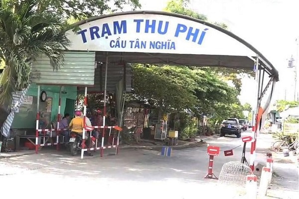 Cầu Tân Nghĩa được đầu tư xây dựng theo hình thức BOT với vốn đầu tư khoảng 5 tỷ đồng và thực hiện thu phí trước khi bán lại cho tỉnh Đồng Tháp