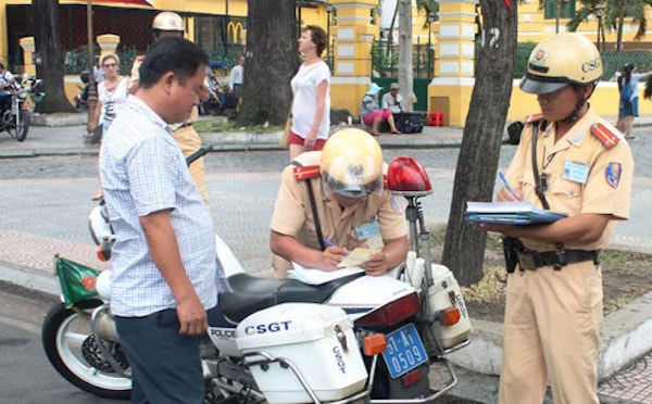 người dân khi đi đăng ký xe phải có tài khoản ngân hàng, giúp cảnh sát dễ dàng xử phạt vi phạm