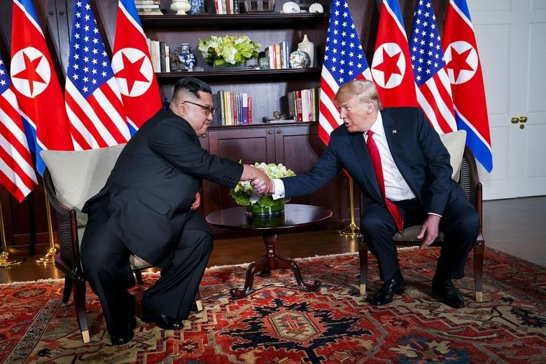 Tổng thống Mỹ Donald trump bắt tay ông Kim Jong-un tại Hội nghị Thượng đỉnh Mỹ - Triều lần thứ nhất cách đây tròn một năm