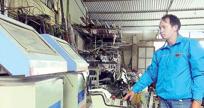 Anh Nguyễn Văn Hoạt điều khiển máy cắt CNC