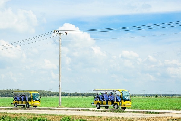 Phụ huynh và các vị du khách nhí của chương trình sữa học đường trải nghiệm khu Resort đẹp đẽ, bát ngát của những con bò Vinamilk.