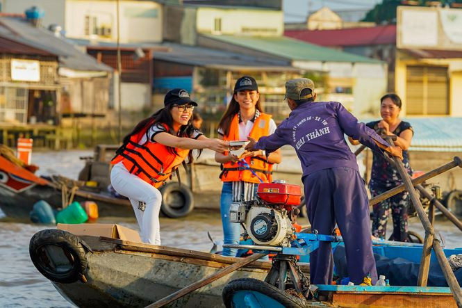 Á hậu Hoàng My, Á hậu Mâu Thủy trên những chiếc ghe nhỏ đã trao tận tay từng cuốn sách quý đổi đời đến người dân sinh sống trên Chợ nổi Cái Răng – Cần Thơ