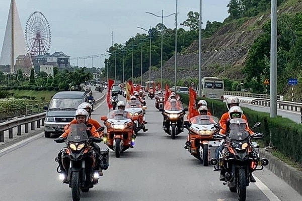 Hàng nghìn mô tô nối đuôi diễu hành 30km trên đường phố Tuần Châu. Đi đến đâu cũng gây ấn tượng rất mạnh với người dân, du khách Quảng Ninh