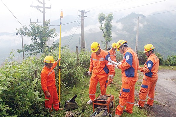 p/Nhiều đoạn đường xấu, công nhân Điện lực Bát Xát đi bộ vào thôn Sùng Vui, để sửa chữa sự cố lưới điện