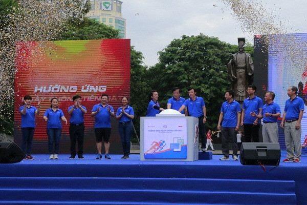 Ông Nguyễn Kim Anh (Phó Thống đốc NHNN Việt Nam - ở giữa) cùng bà Nguyễn Đức Thạch Diễm (Thành viên HĐQT kiêm TGĐ Sacombank), ông Trần Xuân Toàn (Ủy viên Ban biên tập Báo Tuổi Trẻ) và các vị đại biểu nhấn nút hưởng ứng không dùng tiền mặt tại Hà Nội