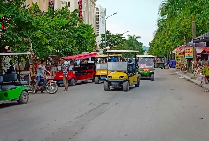 Hàng trăm xe điện không phép xuất hiện tại Khu du lịch biển Hải Tiến, gây mất trật tự, chèo kéo khách khiến hình ảnh du lịch tại Hải Tiến trở nên xấu xí trong mắt du khách