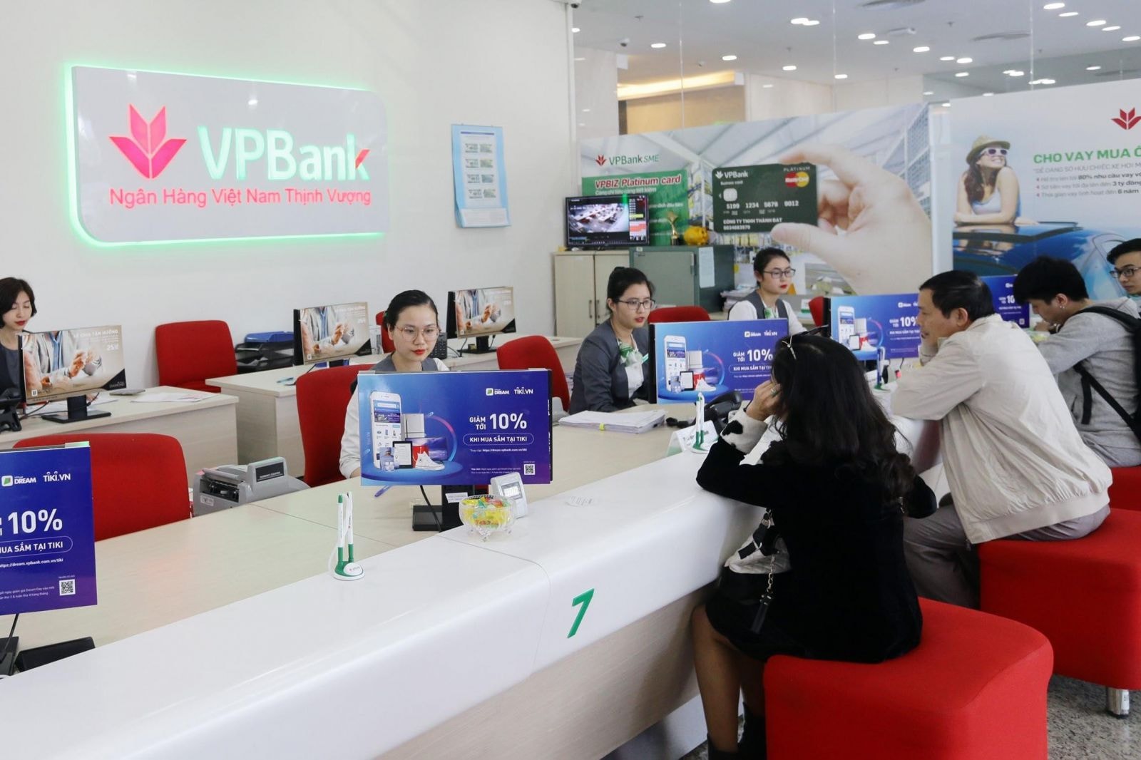 VPBank với tham vọngp/trở thành ngân hàng thân thiện với khách hàng thông qua dich vụ ngân hàng số