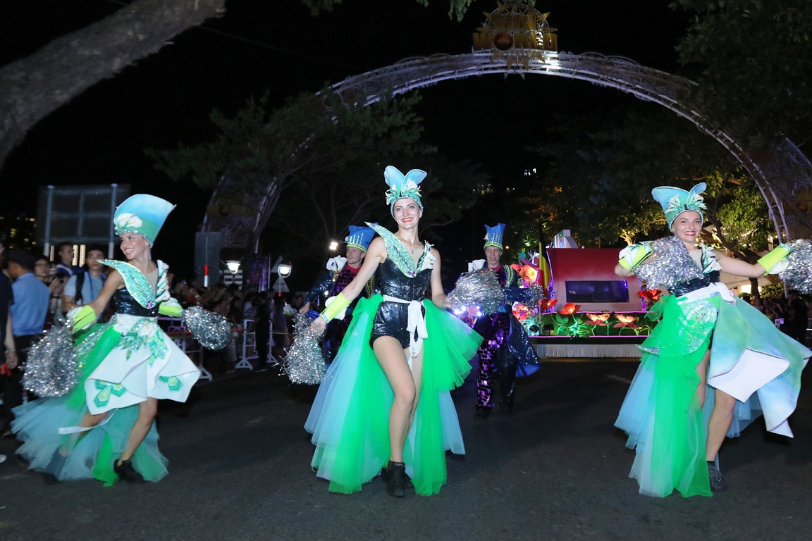 Đêm thứ ba tới Carnival đường phố DIFF 2019 để “xem, nghe và nhảy thật đã” nhưng vợ chồng chị Hoa (quận Hải Châu) vẫn không giấu nổi sự hào hứng trên khuôn mặt và cả cử chỉ lắc lư theo điệu nhạc: “Ngày trước chỉ được xem trên tivi thôi, không ngờ có ngày lại được mắt thấy tai nghe trên chính quê hương mình thế này. Chúng tôi vui lắm, nhất định không bỏ qua một đêm lễ hội đường phố nào hết!”p/