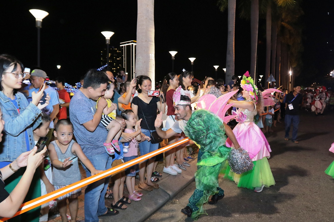 Những màn trình diễn kết thúc, nhưng rất nhiều khán giả còn nán lại để chụp hình giao lưu với các nghệ sỹ Carnival. “Chúng tôi rất vui khi lễ hội được chuẩn bị và tổng duyệt trong suốt 1 tháng trời đã được khán giả đón nhận. Mọi người đều theo dõi không rời mắt trước màn trình diễn và giơ máy ảnh liên tục để chụp hình cùng các vũ công trong trang phục sặc sỡ” – vũ công Elenor đến từ Ukraina nói trong niềm vui được tham gia trình diễn ở Lễ hội carnival đường phố.p/