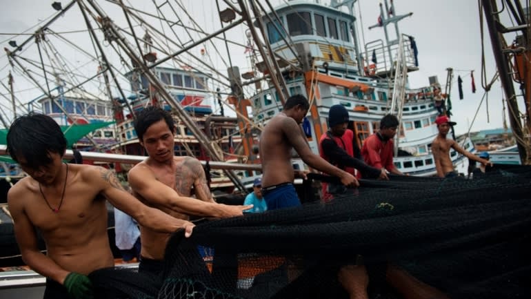 Công nhân nhập cư trên một chiếc thuyền đánh cá ở Phuket, Thái Lan. Trong các ngành công nghiệp từ hải sản đến năng lượng, các mối quan tâm về môi trường và nhân quyền đang buộc các thay đổi trong thực tiễn kinh doanh. (Ảnh: Getty Images0