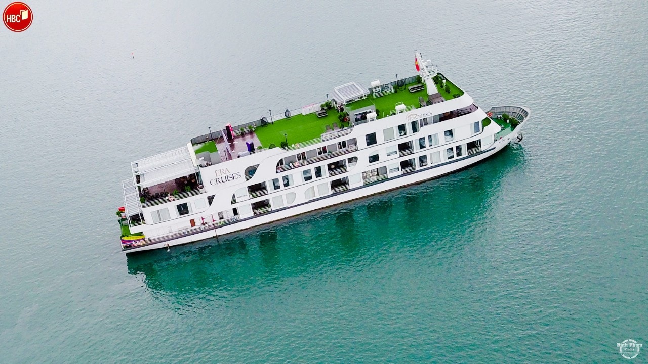 Tàu Era Cruises trên vịnh Lan Hạ