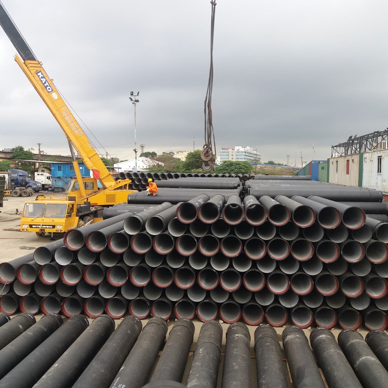 Đường ống DN400 lắp đặt qua đường Kiêu Kỵ là ống gang cầu của hãng XinXing