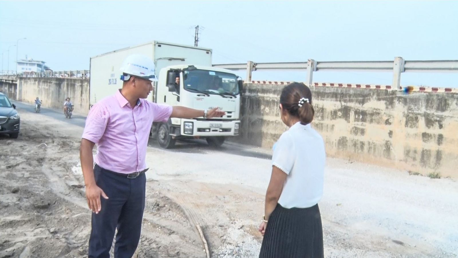 Ông Nguyễn Tân Trào (bên trái) đang mô tả lại hiện trường xảy ra sự cố bật nắp hố van
