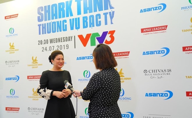 Shark Đỗ Liên chia sẻ với phóng viên báo đài.