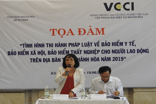 Bà Đặng Thị Thu Nguyệt, Trưởng Văn phòng VCCI tại Khánh Hòa phát biểu tại buổi tọa đàm