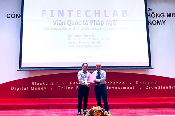 Ông Ngô Tự Lập, Viện trưởng Viện IFI (trái) trao quyết định thành lâp Fintech Lap cho TS. Nguyễn Văn Hiển (phải)