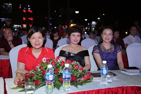 Nữ doanh nhân Nguyễn Thị Hiền, nhà tài trợ kim cương trong chương trình Kết nối yêu thương.