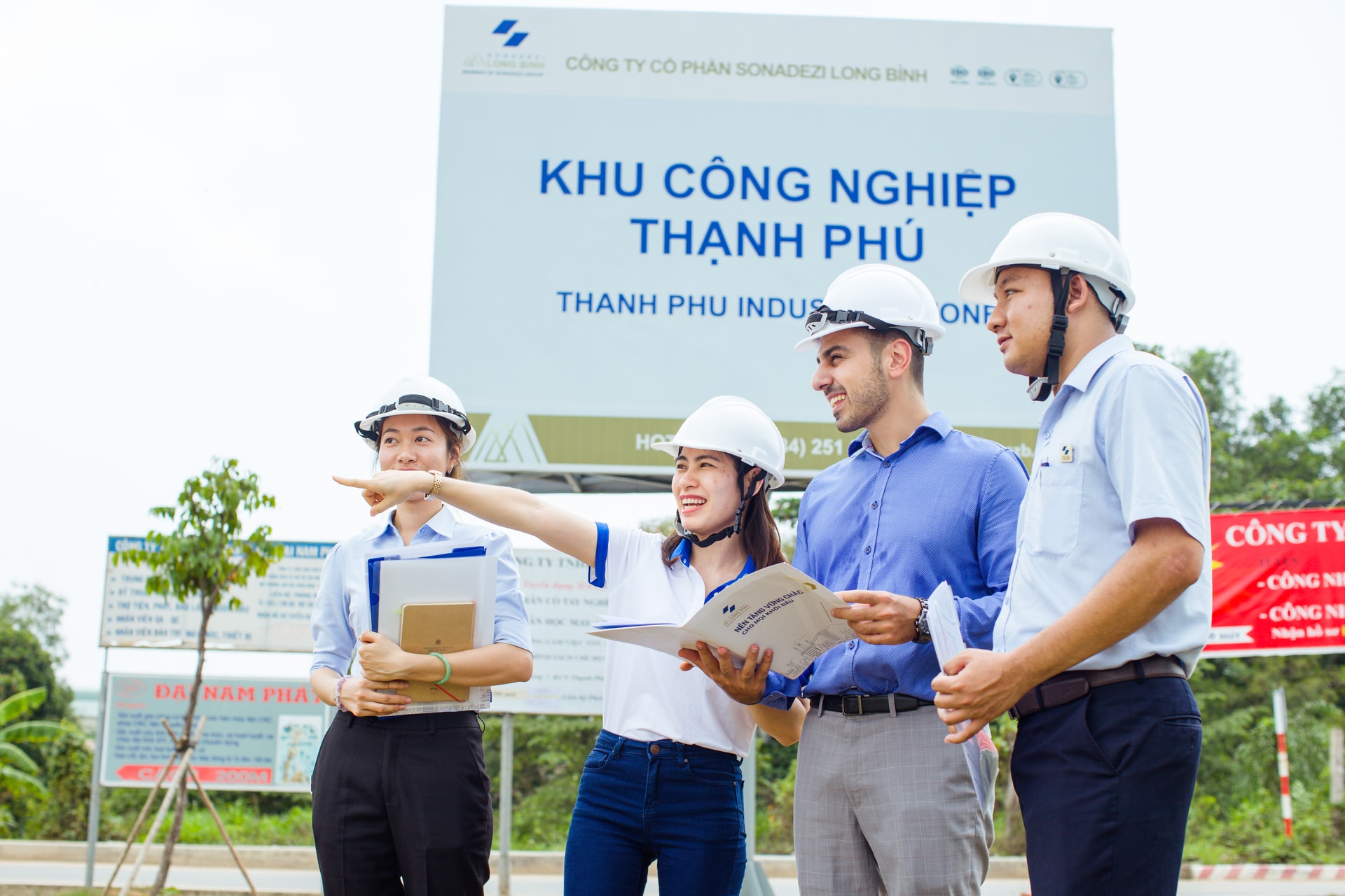 Khách hàng tìm hiểu đầu tư vào KCN Thạnh Phú.