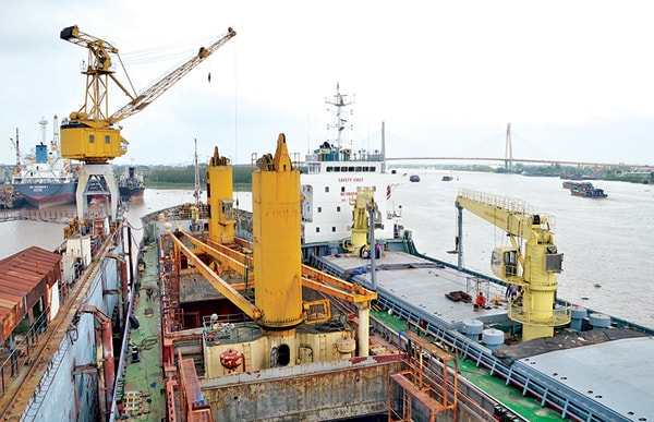 Tàu biển cũ đang được hoàn thiện tại Nhà máy Đóng tàu Bạch Đằng (Hải Phòng) - Ảnh: KL