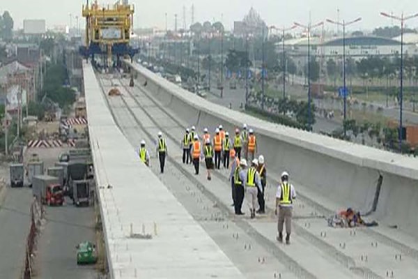 p/TP. Hồ Chí Minh lắp đặt đường ray tuyến metro Bến Thành - Suối Tiên