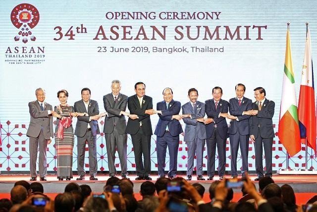 Các nhà lãnh đạo ASEAN bắt tay tạip/Hội nghị cấp cao ASEAN lần thứ 34, tại Bangkok, Thái Lan.