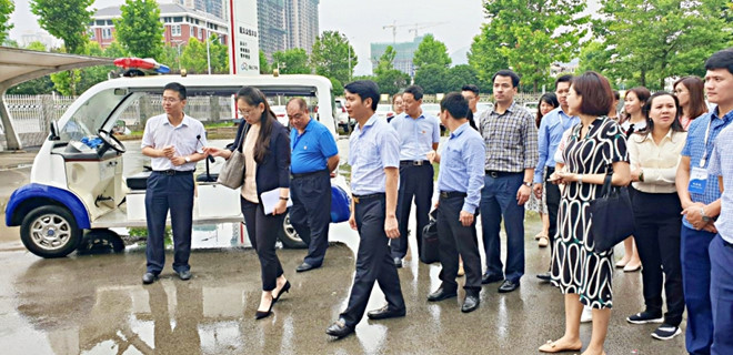 Anh Nguyễn Ngọc Lương (thứ 2 hàng đầu, từ phải qua) cùng Đoàn đại biểu thanh niên Việt Nam tới tham quan và tọa đàm tại Học viện nghề nghiệp kỹ thuật Tuân Nghĩa (Trường cao đẳng nghề công nghệ Tuân Nghĩa); Ảnh Lê Hiệp