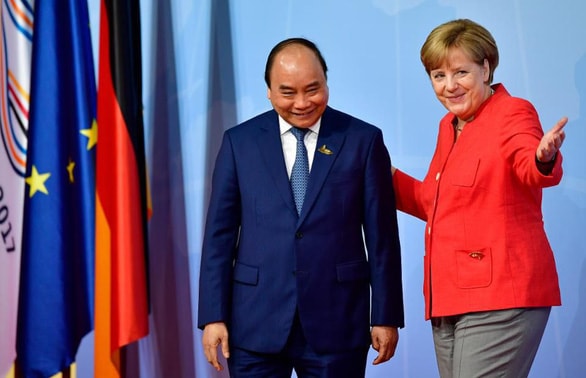 Thủ tướng Nguyễn Xuân Phúc và Thủ tướng Đức, bà Angela Merkel (Ảnh: AFP)