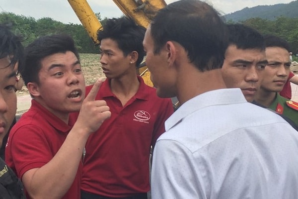 ông Nguyễn Thái Lực (20 tuổi) là chủ sở hữu đất thì bị nhiều người mặc áo có dòng chữ Tập đoàn địa ốc Alibaba chống đối quyết liệt.