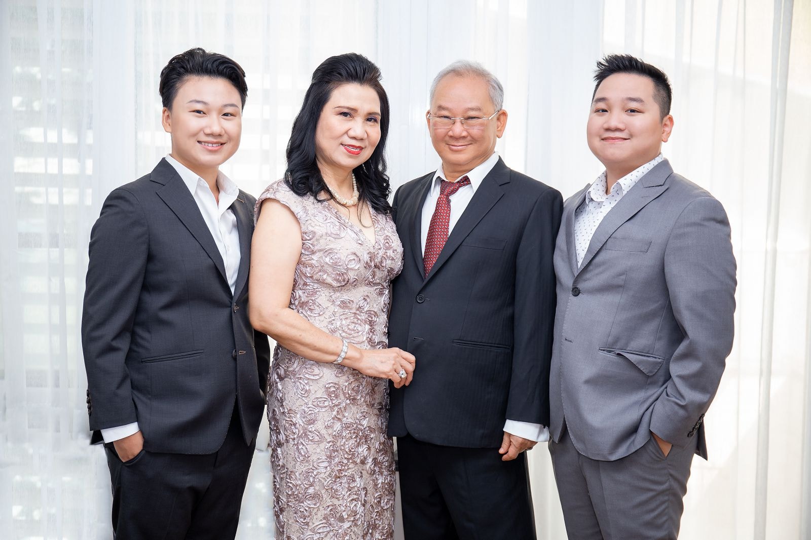 Doanh nhân Kiều Ngọc Phương (ngoài cùng bên trái) cùng Ba mẹ và anh trai mình.