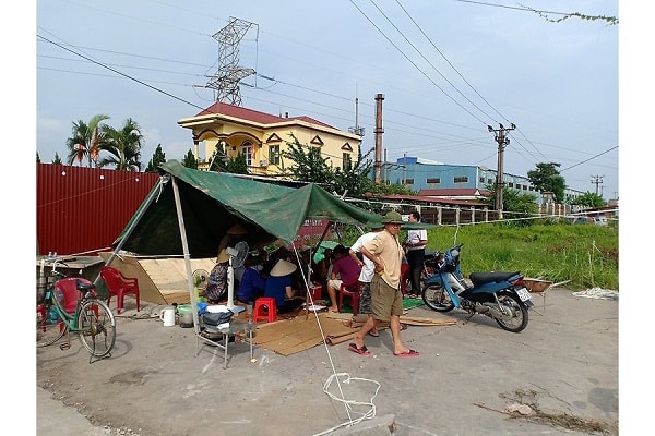 chúng tôi sẽ vẫn dựng lều ở đây để phản đối việc công ty sản xuất gây ô nhiễm môi trường, nếu không công ty muốn hoạt động sẽ phải chuyển sang nghành nghề khác”.