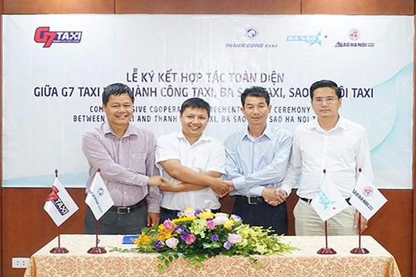 p/Đại diện 3 hãng taxi Thành Công, Ba Sao, Sao Hà Nội đã đạt được thỏa thuận chung và tham gia ký kết hợp đồng hợp tác toàn diện.