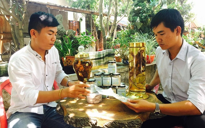 Thái Mỹ Vàng (phải) và Dương Phi Thoàn bên các sản phẩm khởi nghiệp; Ảnh: Hùng Phiên