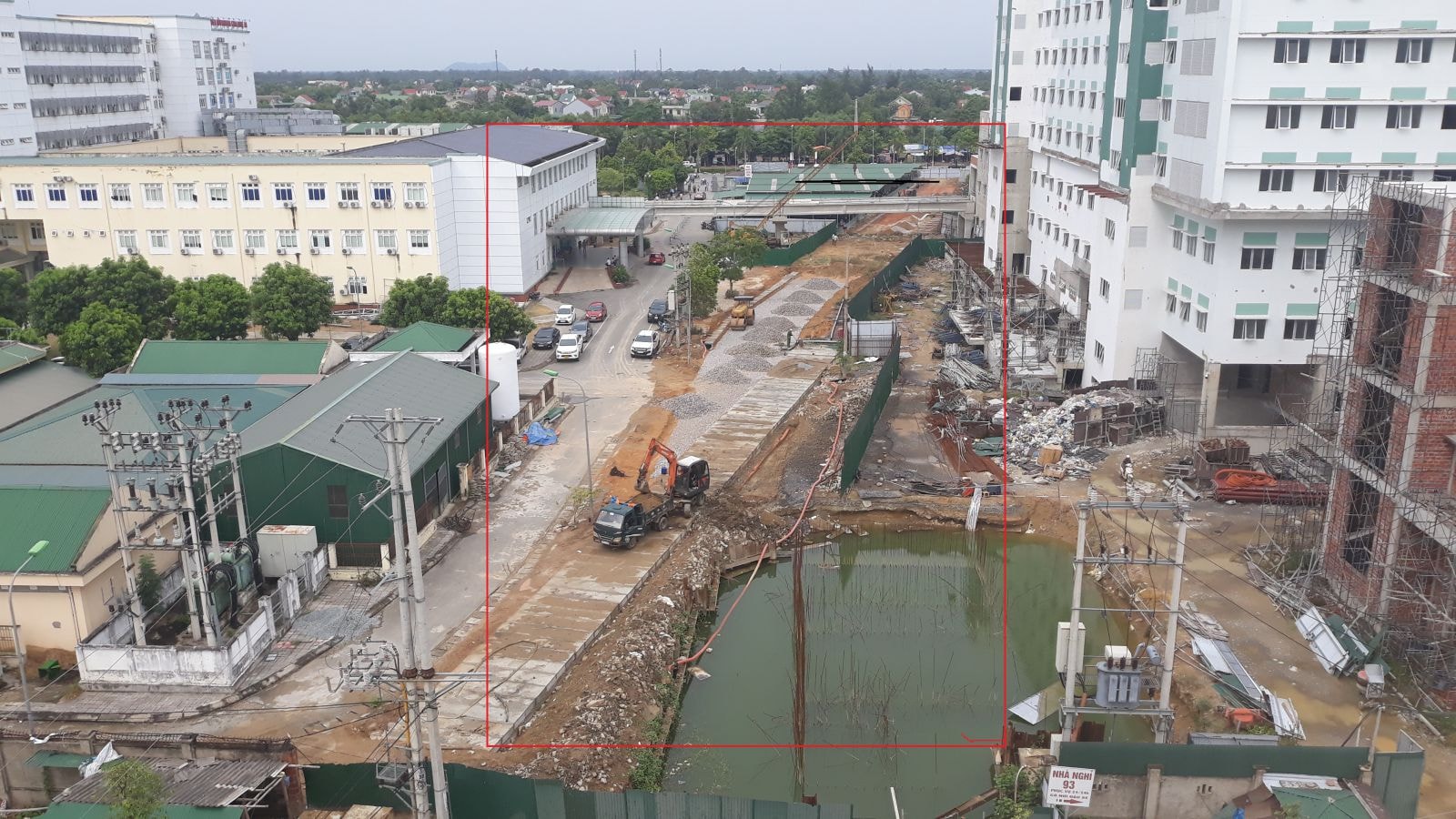 Đến chiều ngày 2/7/2019, công trình mở thông lại đường Hồ Tông Thốc dài gần 300m2 vẫn đang thi công ì ạch do vướng mắc mặt bằng 