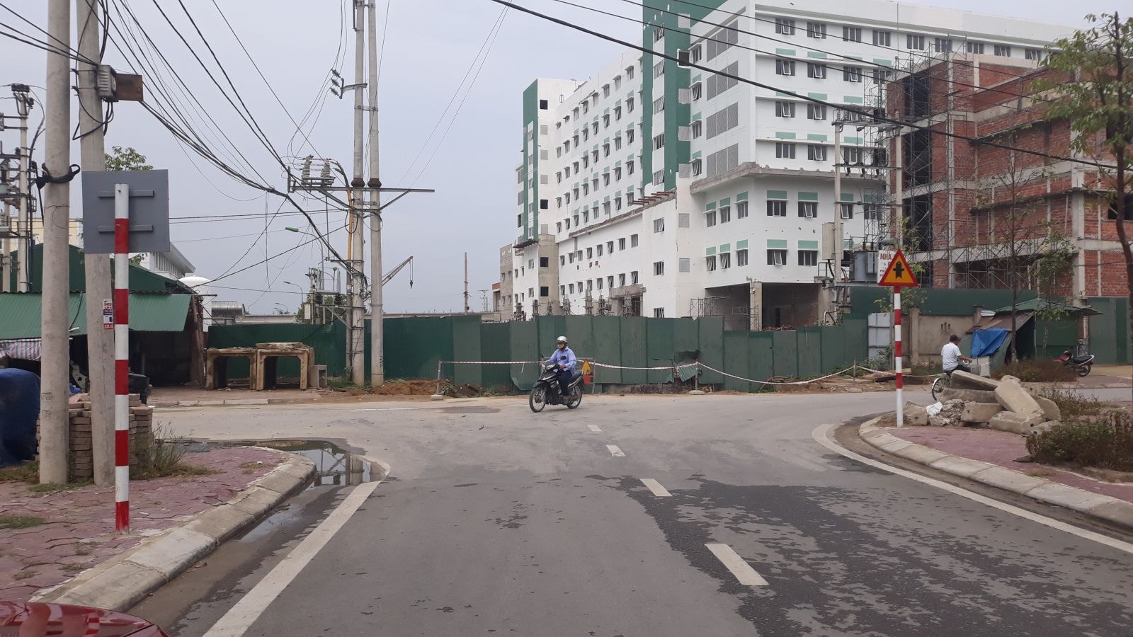 Chiều 2/7/2019 thì dự án mở lại đường Hồ Tông Thốc đi xuyên qua khu A và B của Bệnh viện HNĐK Nghệ An vẫn đang thi công theo tiến độ ì ạch