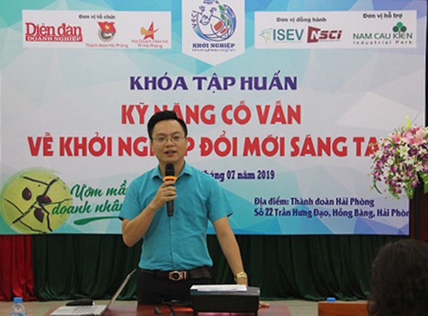 Ông Nguyễn Xuân Tiến – PCT Hội doanh nhân trẻ Hải Phòng trao đổi về vai trò của khóa học với các học viên