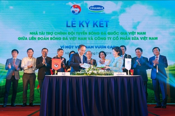 Ông Lê Khánh Hải – Thứ trưởng Bộ Văn hóa, Thể thao và Du lịch, Chủ tịch Liên đoàn Bóng đá Việt Nam và Bà Mai Kiều Liên - Thành viên HĐQT, Tổng Giám đốc Vinamilk thực hiện ký kết tài trợ cho Đội tuyển Bóng đá quốc gia Việt Nam.