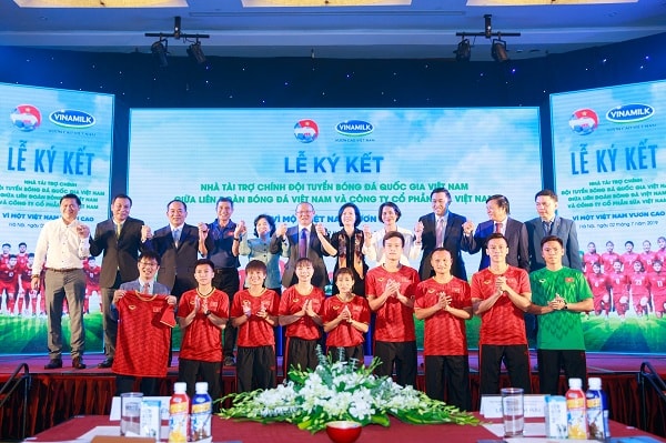 Các đại biểu và tuyển thủ nắm tay cùng đồng lòng hợp tác để chinh phục những đỉnh cao mới cho thể thao nước nhà.