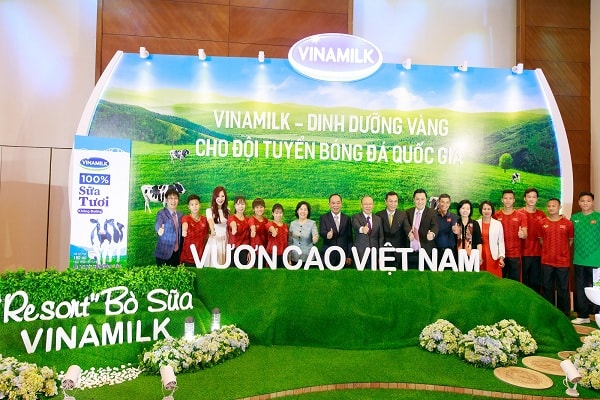 Các đại biểu và tuyển thủ cùng thể hiện tinh thần “Vì một Việt Nam vươn cao”.