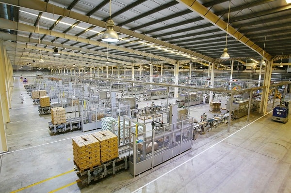 Siêu nhà máy 20 ha được vận hành bởi các thiết bị công nghệ tự động hàng đầu thế giới, đảm bảo sữa thành phẩm luôn hợp vệ sinh và sạch sẽ tuyệt đối.p/