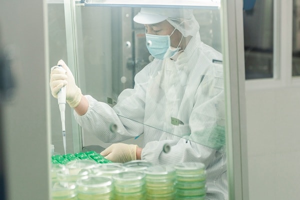 Các cô chú nhân viên tại Nhà máy sữa Vinamilk được đào tạo chuyên môn vững vàng, góp phần cho ra đời những hộp sữa học đường đảm bảo chất lượng nhất đến các em học sinh.