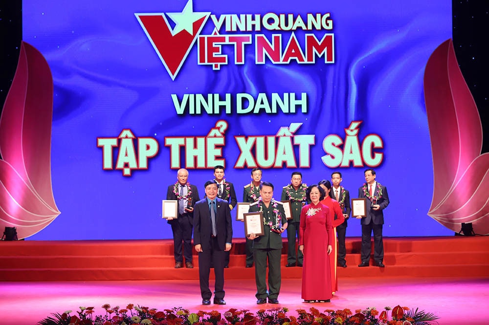 Trưởng Ban Dân vận TƯ Trương Thị Mai và Chủ tịch Tổng LĐLĐ VN Bùi Văn Cường trao giải thưởng cho các tập thể xuất sắc