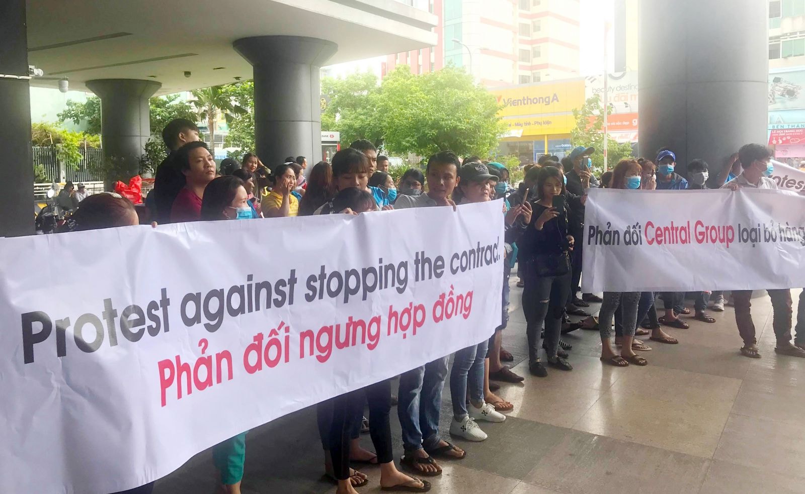 Người lao động và chủ doanh nghiệp dệt may tập trung tại trụ sở Central Group ở TP HCM ngày 3/7/2019 (ảnh: Kinh tế và Tiêu dùng)