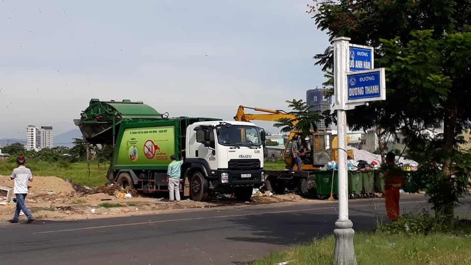 Hiện tượng người dân chặn xe vận chuyển ra, vào bãi rác Khánh Sơn trong những ngày qua buộc một số xe vận chuyển phải tập kết và xử lý rác tạm thời sau đó xử lý hóa chấtp/tại một số điểm xa khu dân cư.