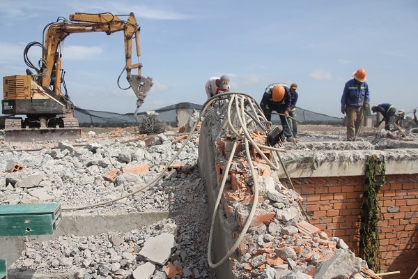 nhiều công trình, dự án khách sạn tại khu vực du lịch Châu Đốc, buộc phải cắt bỏ bớt tầng do vi phạm về chiều cao là hết sức lãng phí thay vì việc này đề nghị doanh nghiệp điều chỉnh các hạng mục xây dựng để tiếp tục hoàn thiện, đáp ứng được các tiêu chí về chất lượng dịch vụ “chuẩn sao”. 