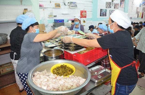 Các tình nguyện viên ở quán làm việc không kể mệt nhọc