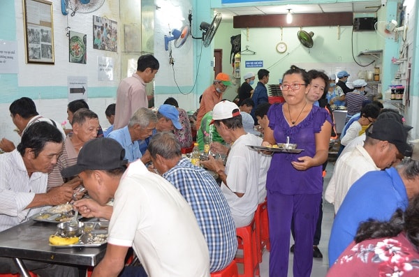 Mỗi ngày có hàng trăm vị khách là người nghèo được phục vụ tại quán cơm xã hội Nụ Cười