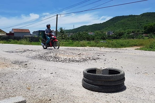 Tuyến đường hư hỏng khiến người dân khó khăn trong việc đi lại 