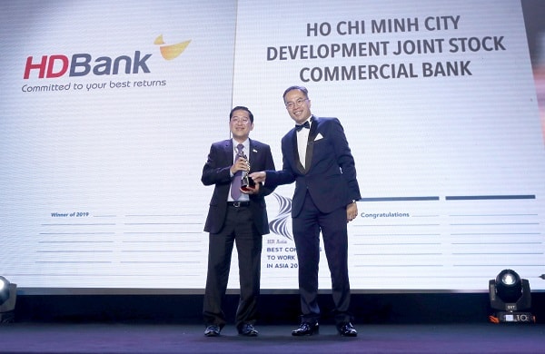 Ông Phạm Quốc Thanh (bìa trái), P,TGĐ HDBank nhận giải 