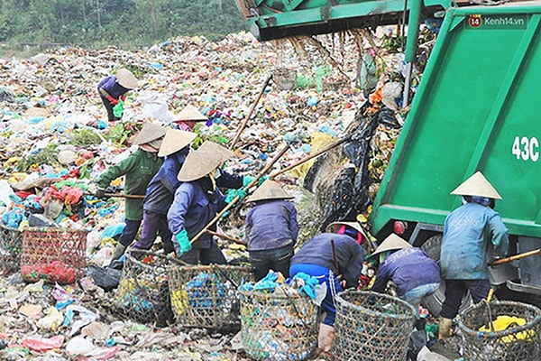 p/Trung bình mỗi ngày TP Đà Nẵng thải ra hơn 1.000 tấn rác khiến bãi rác Khánh Sơn quá tải so với công suất thiết kế.