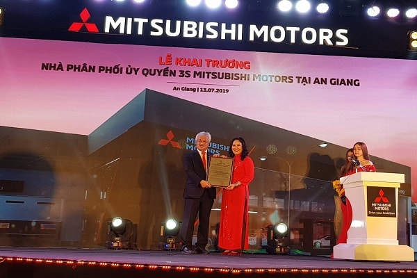 Đại diện Mitsubishi Motors Việt Nam trao chứng nhận Nhà phân phối ủy quyền 3S Mitsubishi Motors cho đại diện Mitsubishi Phú Khang An Giang